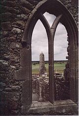 Blick auf den Rundturm des Klosters