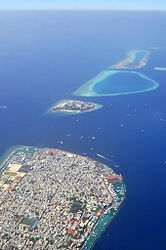 Villingili (Bildmitte), unten: Insel Malé