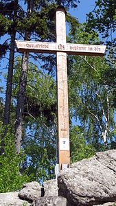Gipfelstein-Friedenskreuz auf einer 519 m hohen Kuppe des Brandstetterkogels