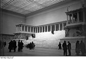 Bundesarchiv Bild 102-13147, Berlin, Pergamon Museum, Pergamonaltar.jpg