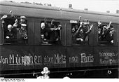 deutsche Soldaten aus Eisenbahnwaggon winkend