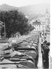 Soldaten und Panzer von Schmidts Division in Karlsbad 1938