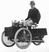 Albert de Dion am Steuer seines motorgetriebenen Dreirads