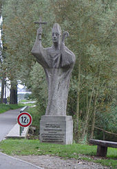 Modernes Standbild des Heiligen Pirminius am Zugangsdamm zur Insel Reichenau