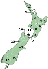 Grüne Karte der beiden Hauptinseln Neuseelands ohne Hintergrund. Weiße Linien markieren die Grenzen zwischen den Regionen; diese sind durch schwarze Ziffern markiert.