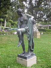 Sandalenlösende Venus, von vorn.jpg