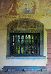 Das Fenster links des Eingangs