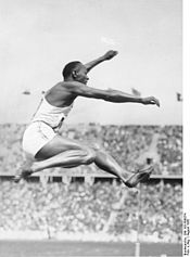 Jesse Owens beim Weitsprung bei den Olympischen Spielen