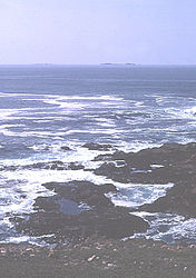 Haskeir (rechts) and Haskeir Eagach von Griminish Point auf North Uist aus gesehen