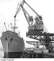 Die Ladung wird nach erfolgreicher Fahrt der Stubbenkammer in die Häfen der VAR im Rostocker Hafen gelöscht.