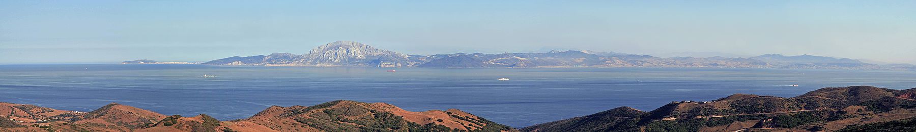 Blick vom Mirador del Estrecho nach SüdenIm Osten liegt Sabta/Ceuta (hier links) und im Westen Tandja/Tanger.