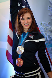 Katherine Reutter mit den zwei Olympiamedaillen aus Vancouver 2010