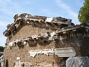 Tempio di Augusto e Roma cornice.JPG