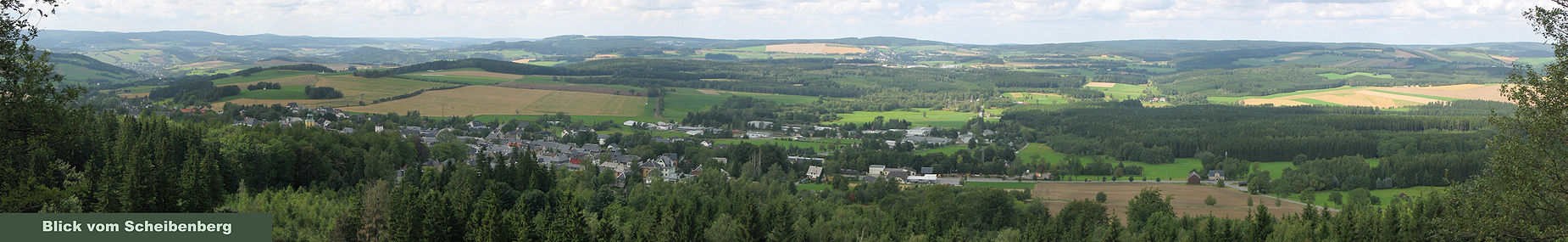 Panorama vom gleichnamigen Berg Scheibenberg (807 m ü. NN) Richtung der Stadt Scheibenberg mit Blick auf die Morgenleithe (812 m ü. NN), den Spiegelwald (727 m ü. NN), Schatzenstein (760 m ü. NN) und den Geyerschen Wald mit Sendeturm. (von links)