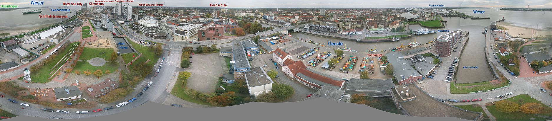Panorama von Bremerhaven, vom Radarturm aus aufgenommen. Im linken Teil das Zentrum mit „Columbus-Center“ und den in Bau befindlichen Havenwelten