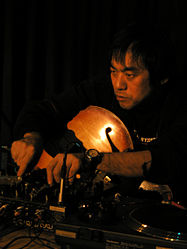 Otomo Yoshihide an Gitarre, Turntables und Elektronik