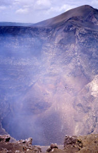 Blick in den Santiago-Krater des Vulkans