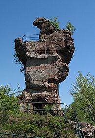 Der Turm der Burgruine Drachenfels, der „Backenzahn“