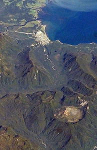 Die Caldera befindet sich in der rechten unteren Ecke, der Ort Chaitén an der Küste, in südlicher Richtung.