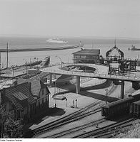 Hafenbahnhof 1959 mit Bahnhofsgleisen, Kfz-Zufahrt und Empfangsgebäude. Fährbett I (l.) ist bereits ausgebaut, Fährbett II (r.) noch im Zustand von 1909.