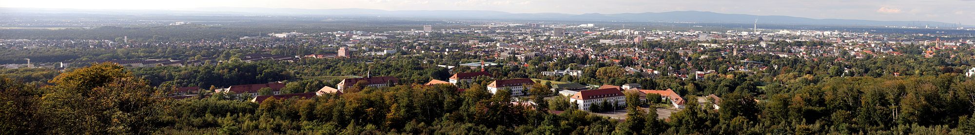 Blick vom Ludwigsturm auf Darmstadt. Auf der rechten Seite der Feldberg im Taunus und die Skyline von Frankfurt. Bildwinkel: 80°