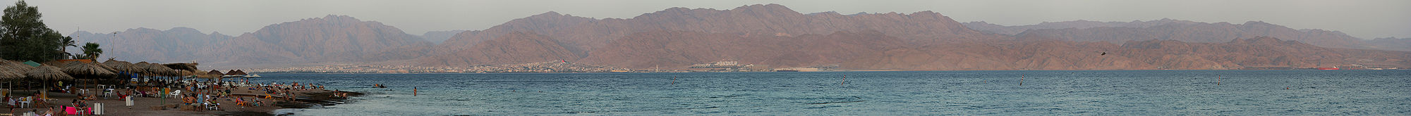 Blick von Eilat über das Rote Meer (mit Aqaba im Hintergrund)