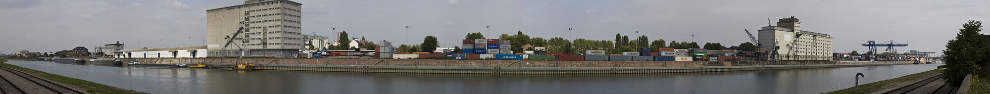 Blick auf den Mühlauhafen und das Containerterminal