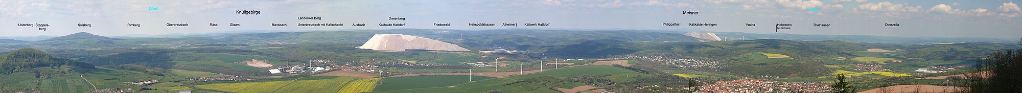 Die von den Abraumhalden der K+S geprägte Landschaft um Heringen vom Öchsenberg aus fotografiert