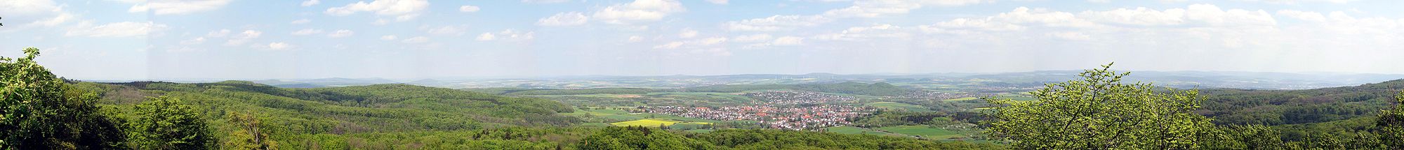 April 2009: Nordostblick vom Hohlestein. In der Bildmitte ist die Gemeinde Ahnatal zu erkennen. Am Horizont dahinter liegt der Reinhardswald
