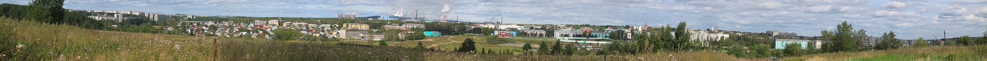 Panorama von Krasnoturjinsk vom rechten Ufer der Turja aus