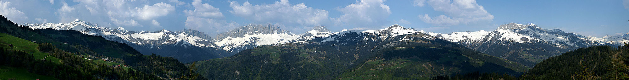 Blick von der Alpstrasse "Furna - Alp Lerch" zur Bergkette des Rätikon. Aufnahmestandort unweit des Ronentobels