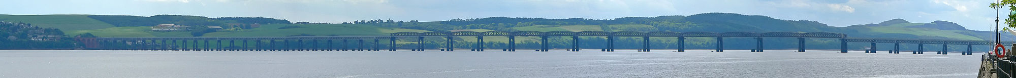 Die heutige Firth-of-Tay-Brücke. Neben den Pfeilern erkennt man die Fundamente der alten Brücke.
