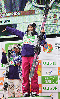 Aiko Uemura auf dem Siegespodest der WM 2009 in Inawashiro