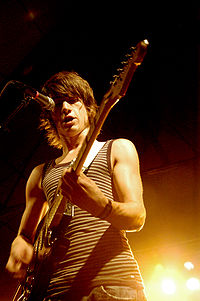 Alex Turner an der Gitarre in Stockholm 2006