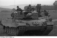 Bundesarchiv B 145 Bild-F073468-0019, Manöver, Kampfpanzer Leopard 2.jpg