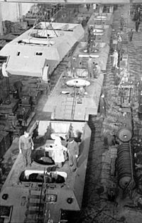 Bundesarchiv Bild 101I-635-3966-27, Panzerfabrik in Deutschland.jpg