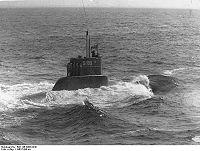 Das U-Boot U 10 in See.