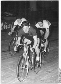 Lothar Stäber (vorn), Jürgen Simon (rechts) und Hans Wagner (links) 1957 beim 1000-m-Malfahren in Berlin.