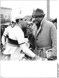 XV. Internationale Friedensfahrt 1962. 2. Etappe Berlin-Leipzig (3. Mai 1962). Rundfunkreporter Heinz-Florian Oertel wechselt einige Worte mit dem DDR-Fahrer Klaus Ampler.