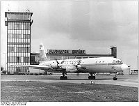 Bundesarchiv Bild 183-M0702-0024, Erfurt, Flughafen, Tower, Flugzeug.jpg
