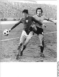 Harald Schütze (links) im Zweikampf mit Reinhard Häfner von Dynamo Dresden