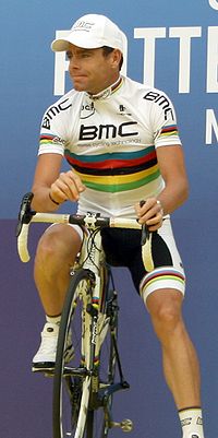 Cadel Evans, als Weltmeister 2009 im Regenbogentrikot, bei der Mannschaftsvorstellung der Tour de France 2010