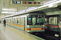 Ein Zug der Ginza-Linie nach Shibuya verlässt den Bahnhof Asakusa