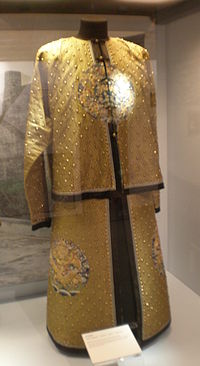 Gold brocade Qing armor HKMCD.JPG