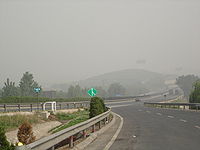 Auffahrt auf die Autobahn Peking-Shanghai von einer Raststätte bei Tai'an