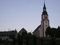 Die Ponitzer Friedenskirche aus der Blickrichtung des Schlosshofes.