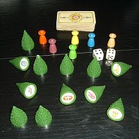 Spielfiguren und Tannenbäume