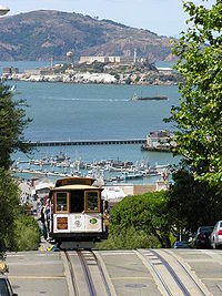Cable Car mit der Bucht von San Francisco und Alcatraz im Hintergrund