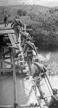 Serbische Soldaten überqueren den Fluss Kolubara