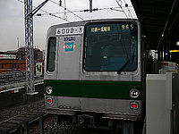 Zug der Reihe 6000 auf der Chiyoda-Linie.